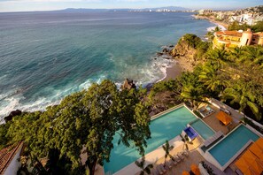 Utendørsbasseng og et oppvarmet basseng