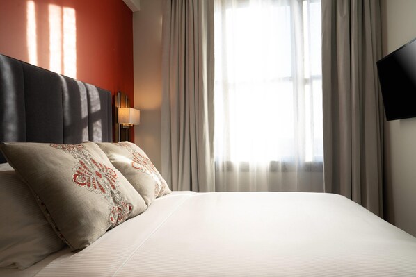 Standard Room, 1 Queen Bed, Non Smoking | Pillowtop beds, individually decorated, individually furnished