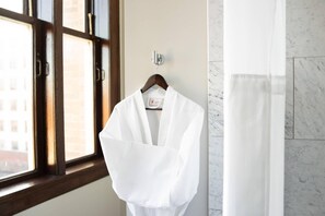 Pillowtop beds, individually decorated, individually furnished - The Esquire Hotel Downtown Gastonia, an Ascend Collection Hotel (Gastonia)