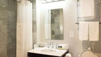 Camas con pillow-top, decoración personalizada y muebles diferentes