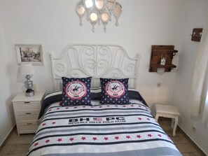 2 Schlafzimmer, Schreibtisch, Bügeleisen/Bügelbrett, Reisekinderbett