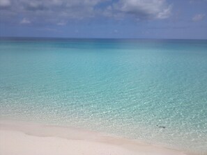 Beach - THE ROBERTS HOUSE OF LOVE II (Bailey Town)