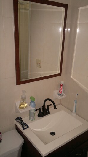 Combined shower/bathtub, towels, soap, toilet paper - THE ROBERTS HOUSE OF LOVE II (Bailey Town)