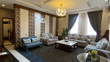 Deluxe Studio | Living area