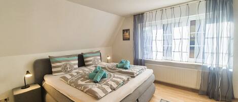2 bedrooms, iron/ironing board, travel cot, WiFi
