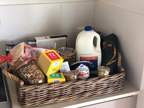 Breakfast buffet - Hollow Tree Farm - Peace and Quiet on 30 Acres right in Toowoomba (Mount Lofty)