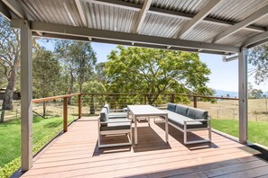 Terrace/patio - Hollow Tree Farm - Peace and Quiet on 30 Acres right in Toowoomba (Mount Lofty)