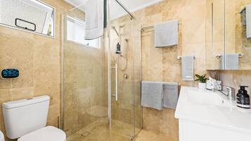 Cottage, 2 Bedrooms | Bilik Mandi | Pancuran mandi, pengering rambut, tuala disediakan