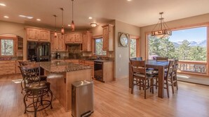 Coffee/tea maker, fridge, microwave, oven - Luxurious Home located in Estes Park with Mountain Views - 3201 (Estes Park)