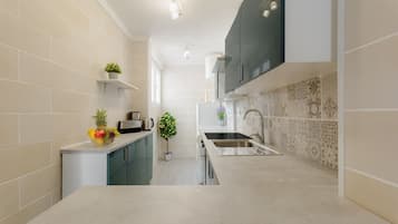 Apartamento estándar, 2 habitaciones, acceso a la piscina, junto a la playa | Cocina privada | Frigorífico grande, microondas y máquina de café espresso