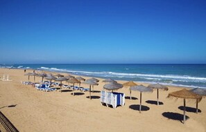 Beach nearby, white sand, sun-loungers, beach umbrellas - Balcon de Lomas La Mata Torrevieja (Torrevieja)