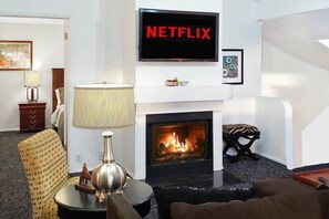 Smart-TV, Kamin, DVD-Player, Bücher