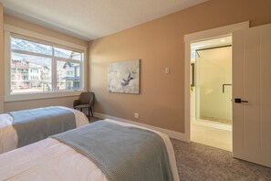 4 bedrooms, in-room safe, iron/ironing board, WiFi