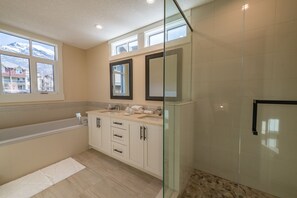 Badewanne, Haartrockner, Handtücher, Seife