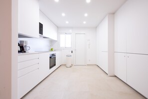 Kjøleskap, mikrobølgeovn, oppvaskmaskin og kaffetrakter/tekoker