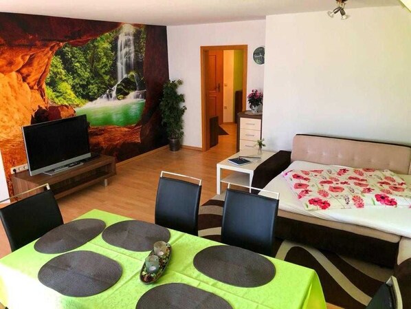 3 bedrooms, travel crib, free internet, bed sheets