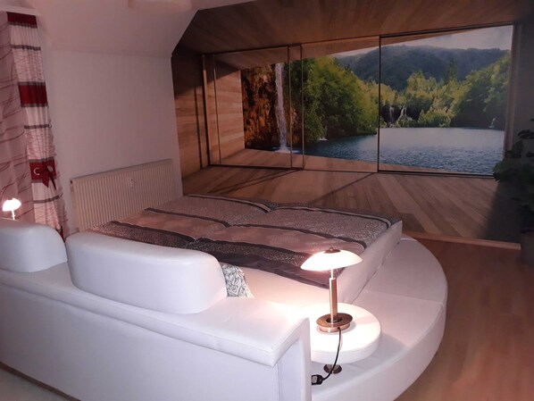 3 bedrooms, travel cot, free Internet, bed sheets