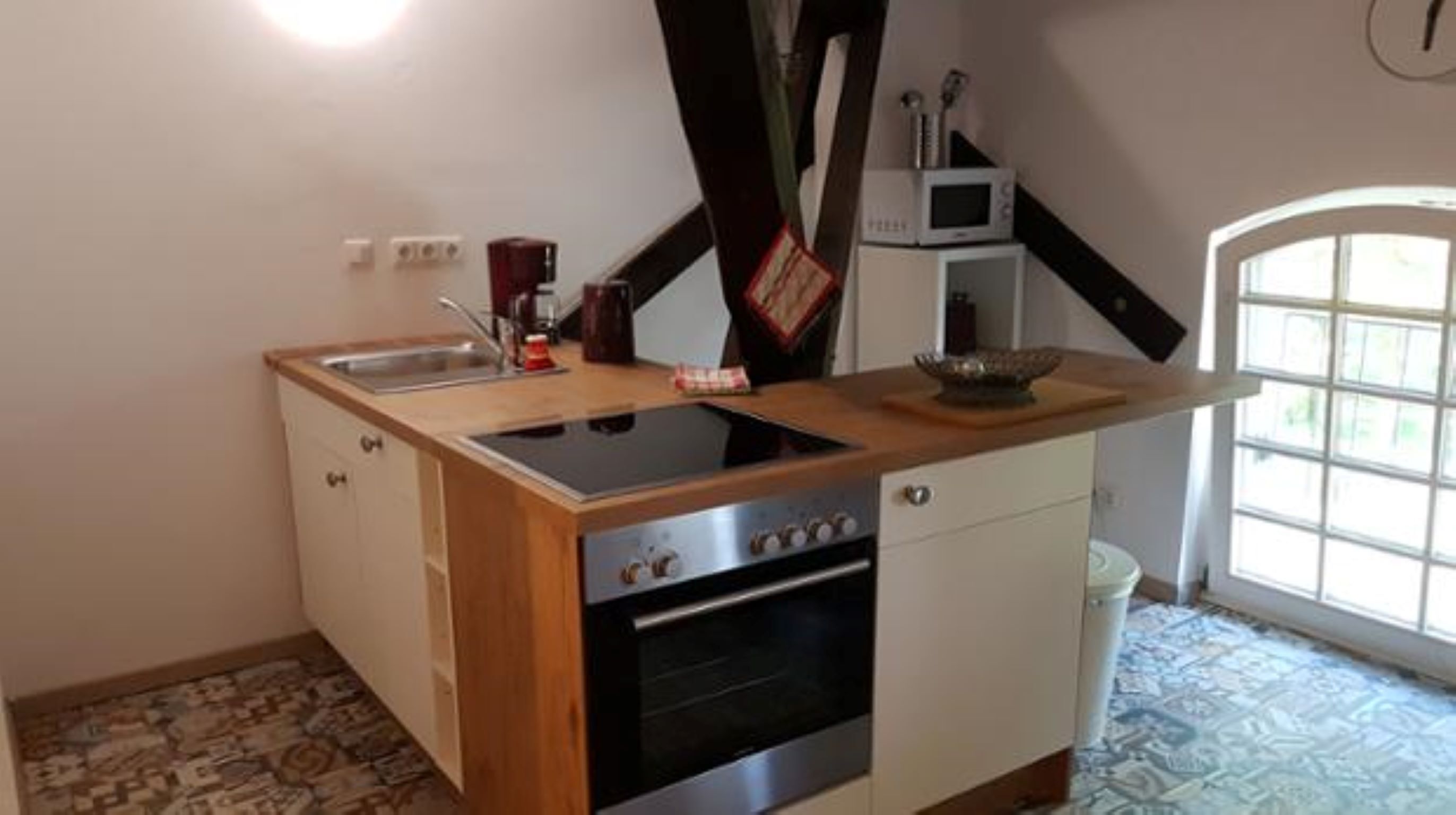 Coffee/tea maker, fridge, oven, dishwasher
