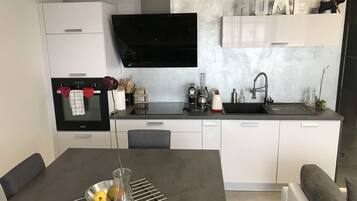 Microwave, dishwasher, coffee/tea maker, cookware/dishes/utensils
