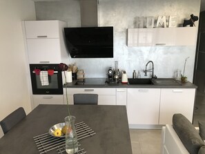 Micro-ondes, lave-vaisselle, cafetière/bouilloire