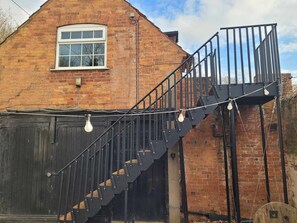 Cabin | Exterior - 17th-century1bed/studio/petsok/garden/wifi (Retford)