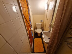 Ferienhütte | Badezimmer | Dusche, Haartrockner, Handtücher, Shampoo