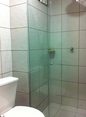 Căn hộ | Phòng tắm | Bồn tắm và buồng tắm vòi sen riêng, bồn tắm thủy lực, khăn tắm