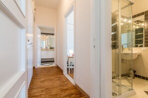 Combined shower/tub, hair dryer, bidet, towels