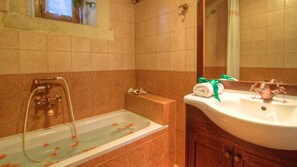 Baignoire, sèche-cheveux, serviettes fournies, savon
