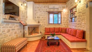 TV, fireplace, DVD player, books