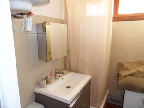 Ducha, secador de pelo, toallas y jabón