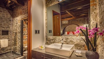Suite, 1 kingsize bed | Badkamer | Een aparte badkuip en douche, gratis toiletartikelen, een haardroger