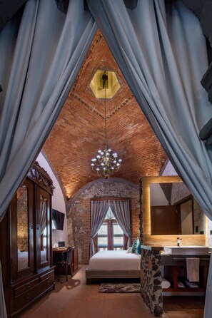 Suite, 1 letto king | Biancheria da letto di alta qualità, una cassaforte in camera