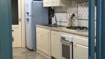 Frigorifero, microonde, forno, piano cottura