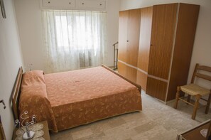 2 quartos, ferros/tábuas de passar roupa, roupa de cama