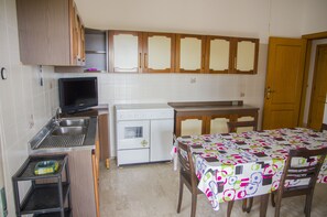 Kühlschrank, Ofen, Kochgeschirr/Geschirr/Besteck