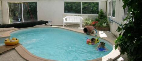 Innendørsbasseng og et oppvarmet basseng