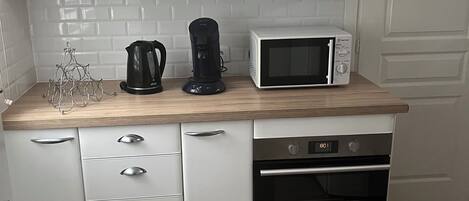冷蔵庫、電子レンジ、オーブン、コンロ