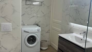 Douche, sĂšche-cheveux, papier toilette