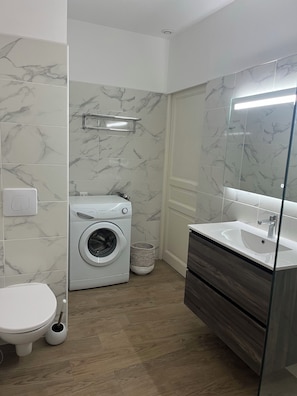 Douche, sèche-cheveux, papier toilette