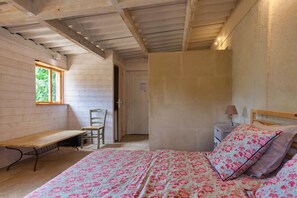 1 bedroom, bed sheets