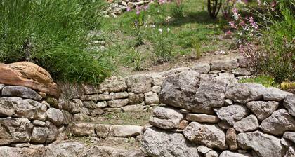 Casa completa con jardín privado y piscina en Reillanne en el Luberon.