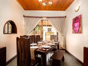 Free daily cooked-to-order breakfast 