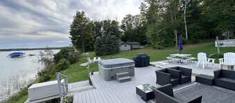 Relaxing cottage on Burt Lake