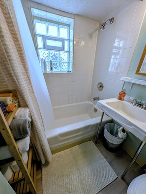 Ensemble baignoire-douche, séchoir à cheveux, serviettes fournies, savon