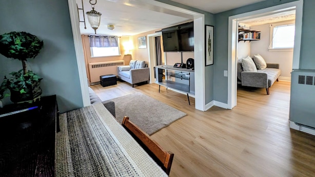 Ein geräumiger Wohnbereich mit Esstisch, Sofas und Fernseher.