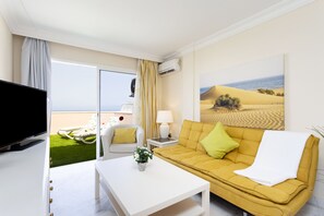 Télévision, lecteur de DVD, livres, chaîne hi-fi