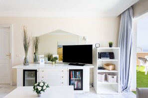 TV, DVD player, books, stereo - SUPERB LOCATION - PANORAMIC SEA & CLIFF VIEWS - WIFI - AIR CONDITIONING UNIT (Los Gigantes, Tenerife)