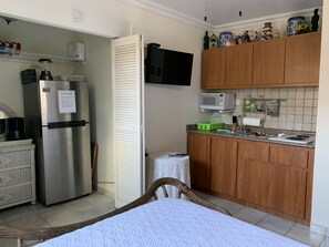 Een koelkast, een magnetron, een kookplaat