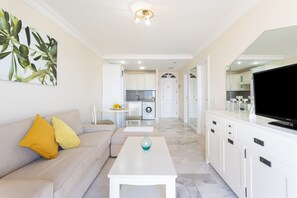 Smart-TV, DVD-Player, Bücher, Stereoanlage